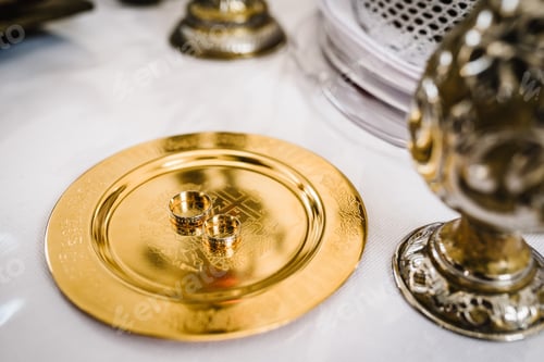 Preview: Photo of wedding rings in gold in the church.