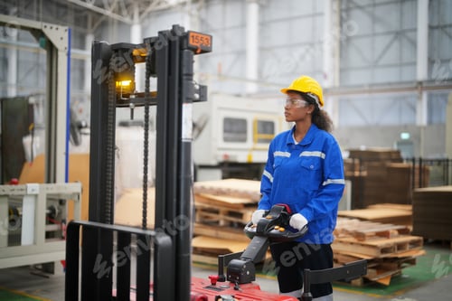 Preview: Industrial factory workers working in metal manufacturing industry.
