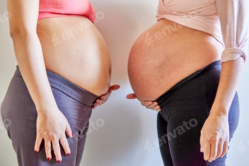 Visualização: Duas mulheres grávidas dormem juntas. Conceito de irmandade feminina