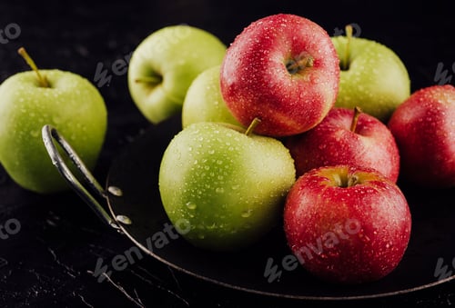 Preview: Closeup of apples with water drops on plate