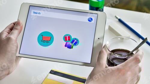 Vista previa: Primer plano de una mujer que sostiene una tableta con íconos de compras en línea