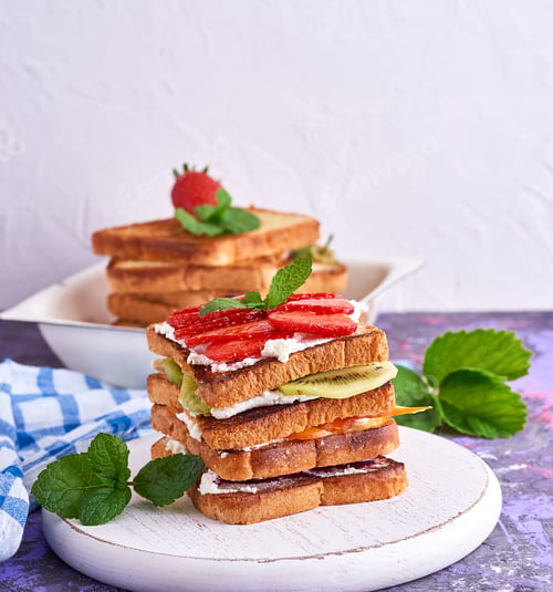 Preview: French toast with cottage cheese, strawberries, kiwi