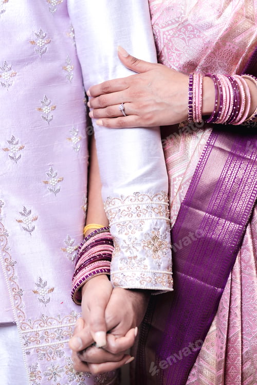 Preview: Indian bride holding the groom's hands.