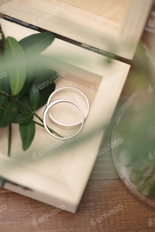 Preview: Gold wedding rings in a wooden box
