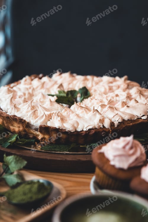 Preview: meringues and cupcakes