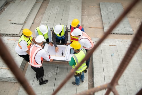 Preview: Construction engineers, architects, and foremen form a group. Participate in a meeting