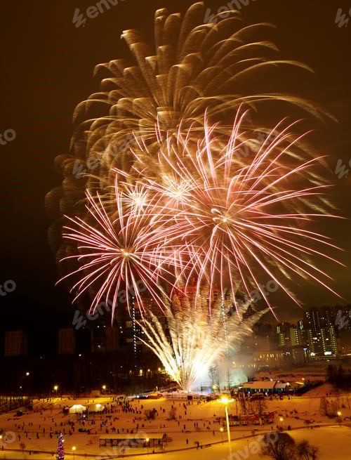 Visualização: Os habitantes da cidade assistindo aos fogos de artifício do feriado no parque nevado na noite de inverno
