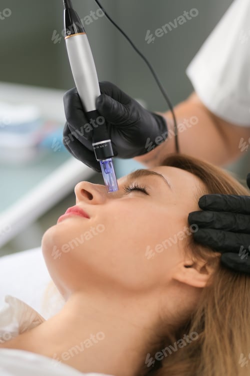 Preview: Girl and beautician tools