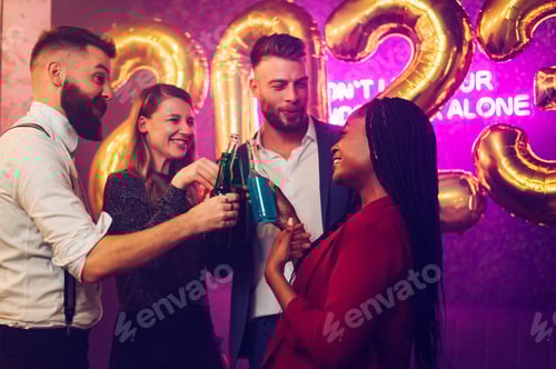 Visualização: Pessoas multirraciais comemorando uma festa, véspera de ano novo ou aniversário no clube