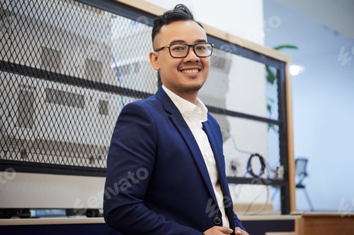 Preview: Smiling businessman