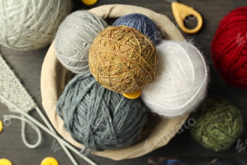 Vorschau: Strickgarnkonzept auf grauem Holzuntergrund