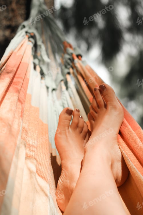 Preview: girl on a hamac