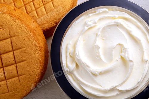 Preview: Delicious Sponge Cake with Fresh Whipped Cream