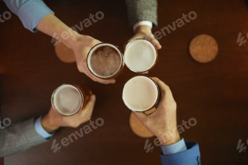 Preview: People drinking beer