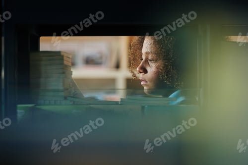 Preview: Reading teenage girl