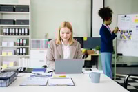 Preview: Confident business expert attractive smiling young woman typing laptop and holding digital tablet