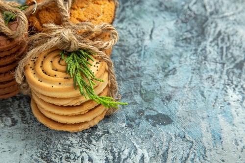 Preview: bottom view cookies tied with ropes on grey background free place