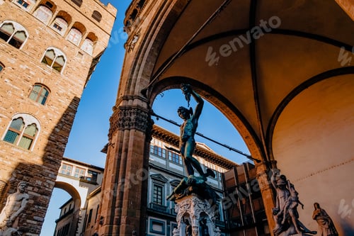 Vista previa: low angle view of famous statue of Perseus holding head of Medusa, Loggia de Lanzi, Florence