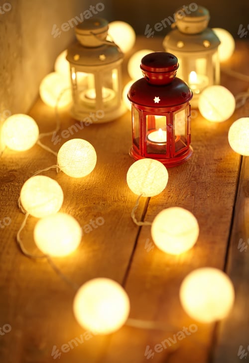 Preview: Christmas lanterns and garland