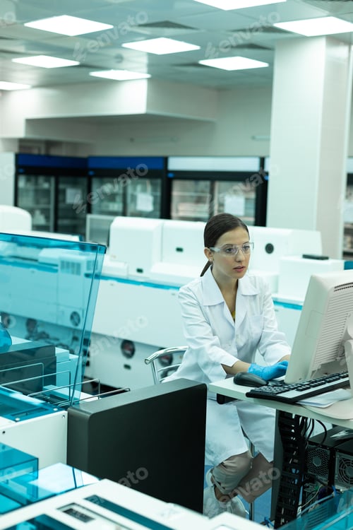 Preview: Serious young researcher testing modern equipment in lab