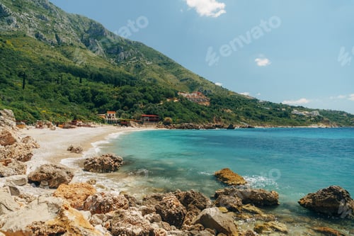 Preview: Green cliff, huge boulders and clear water on the Drobni Pijesak beach