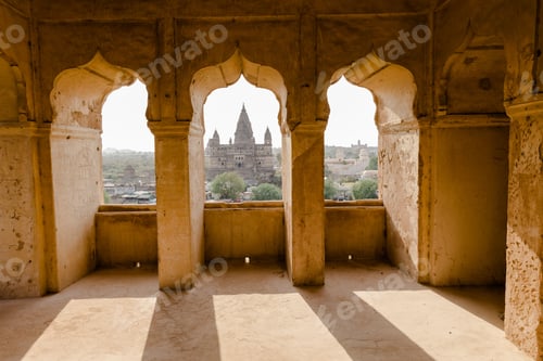 Preview: Arched windows of the historic Orchha Fort in India, with its intricate architecture