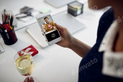 Preview: Close-up of couple dating online via smart phone.