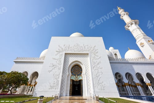 Preview: Wide shot of Jumeirah Mosque entrance