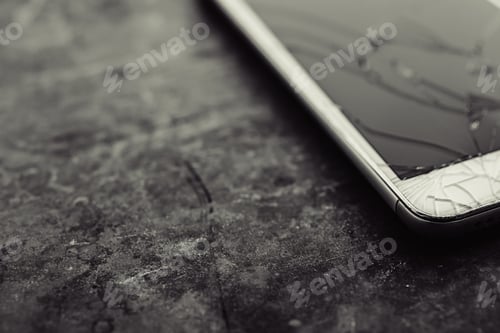 Preview: Smartphone with a broken screen.