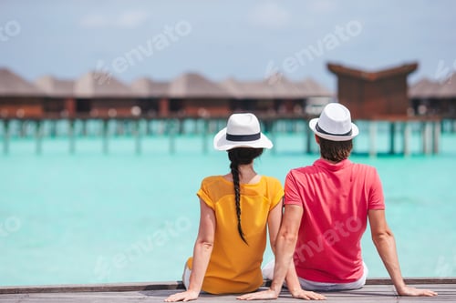 Preview: Young couple on white beach during summer vacation