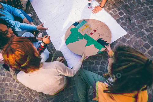 Visualização: Estudantes projetando um modelo de poluição da terra para projeto ambiental