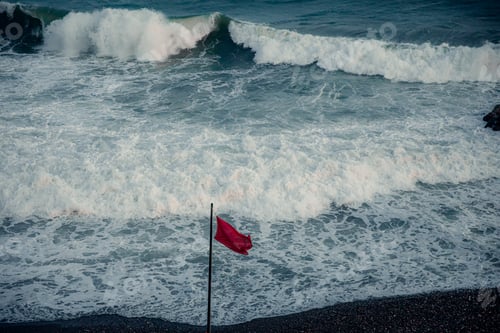 Preview: Red flag on the beach due to big waves and forbids swimming