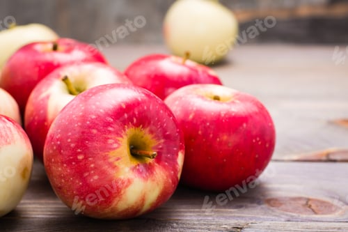 Preview: Fresh ripe red apples on a wooden background