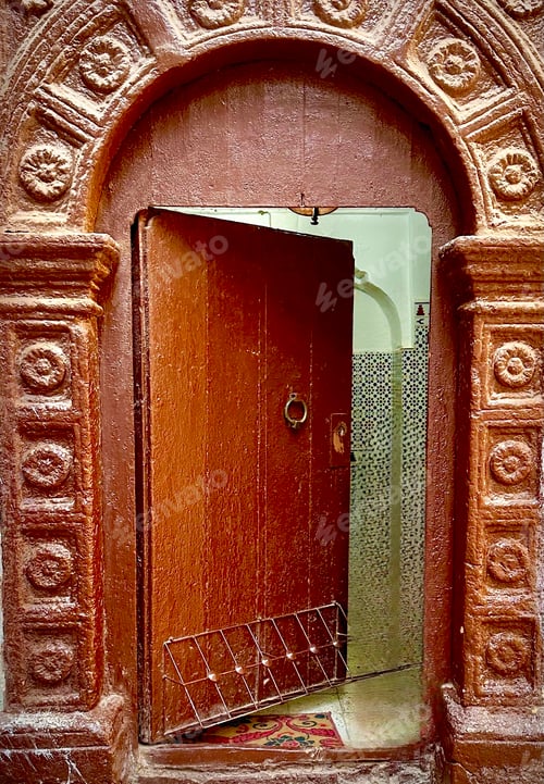Preview: Open brown door