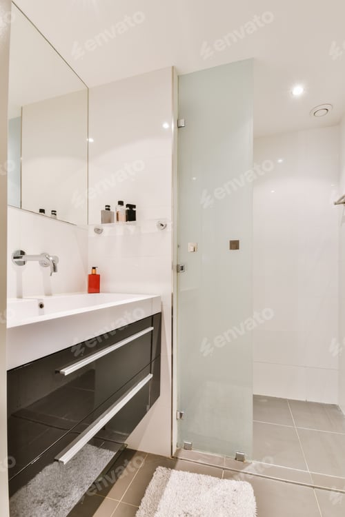 Preview: Nice bathroom with a large mirror