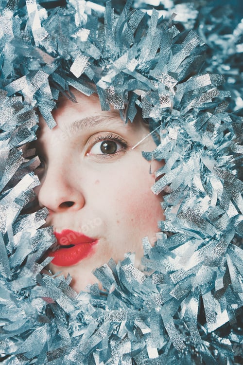Preview: Portrait of a young woman surrounded by a silver garland