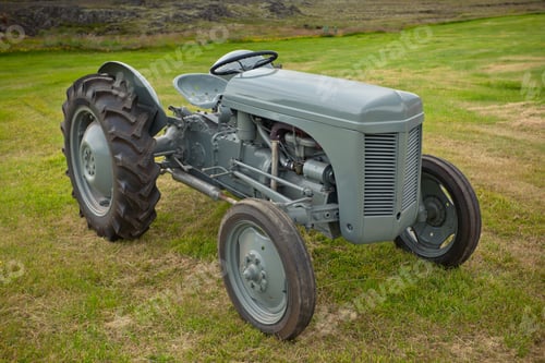 Preview: Retro Tractor on the Iceland field