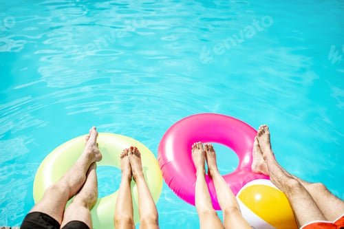 Preview: Legs on the inflatable rings in the swimming pool