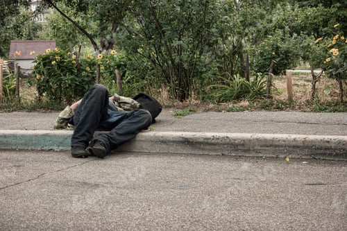 Vista previa: Unconscious drunk man outdoors.