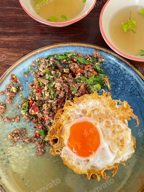 Preview: Rice topped with stir-fried pork and basil,