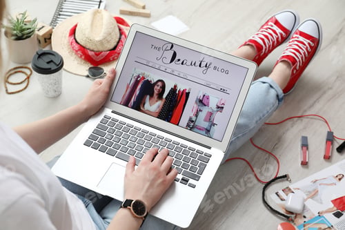 Preview: Beauty blogger with laptop on floor, closeup
