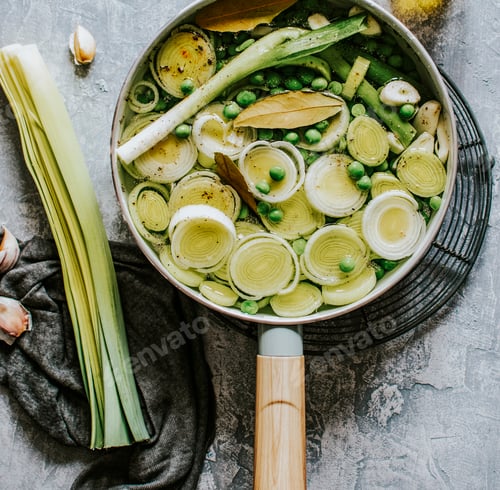 Preview: Cooked leeks with peas in a pot