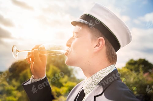 Preview: Young man drinking champagne