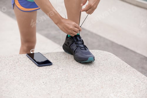 Preview: Runner tying shoeace