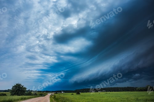 Preview: Storm clouds with shelf cloud and intense rain
