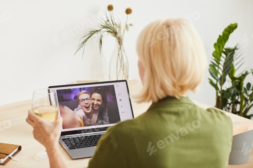 Preview: Friends celebrating holiday online