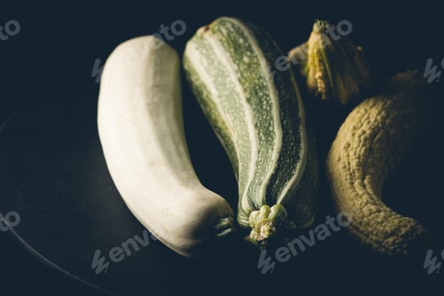 Vista previa: Young raw zucchini