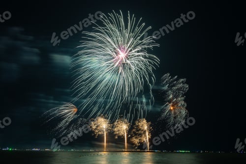 Visualização: Fogos de artifício multicoloridos explodindo sobre a água