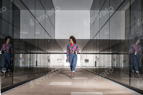 Preview: Fashionable ethnic woman with coffee in city