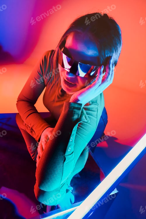 Preview: Futuristic woman in neon light